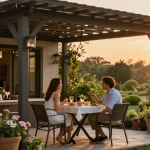 Freistehende Terrassenüberdachung im Garten mit Paar, das entspannt den Abend genießt.